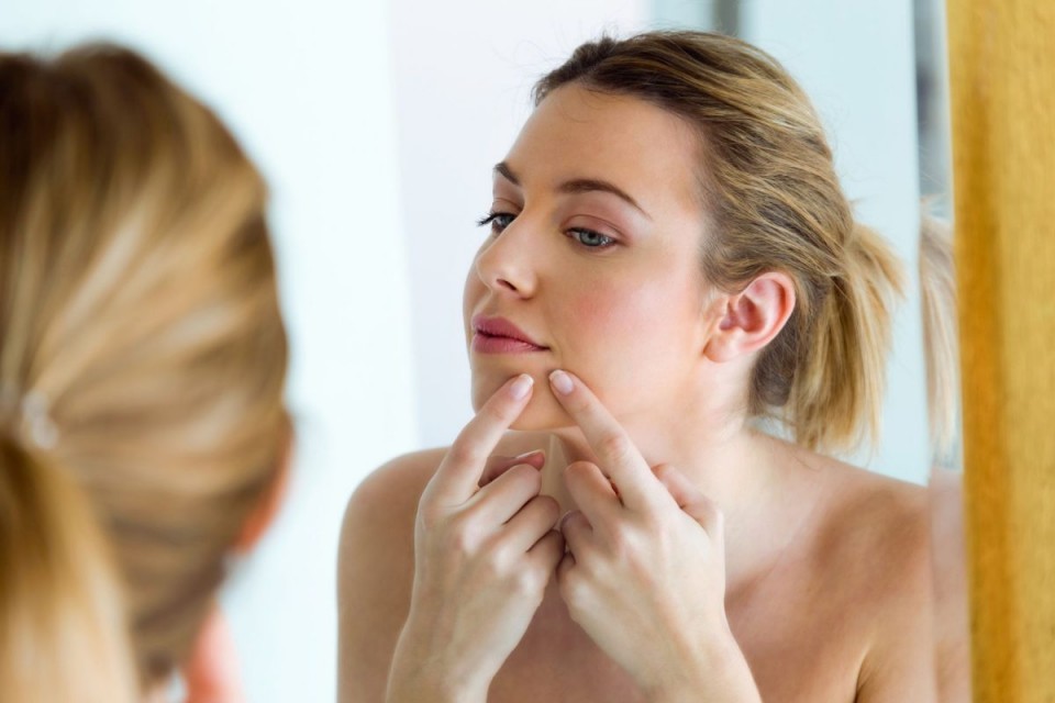 Come trattare le macchie da brufoli: rimedi naturali e prodotti