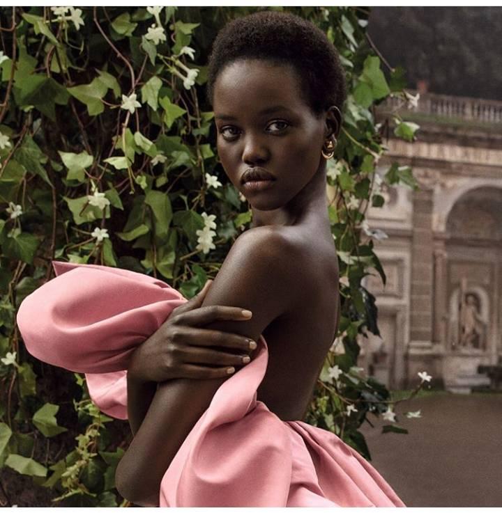 Adut Akech denuncia il razzismo nel mondo della moda: “Per i bianchi i volti delle donne nere sono tutti uguali”