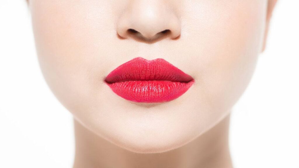 Come indossare il rossetto rosso di giorno