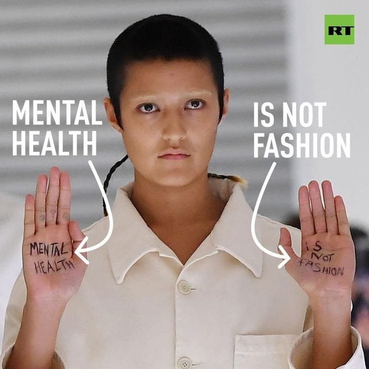 Ayesha Tan-Jones e la sua protesta in passerella: “La salute mentale non è moda”