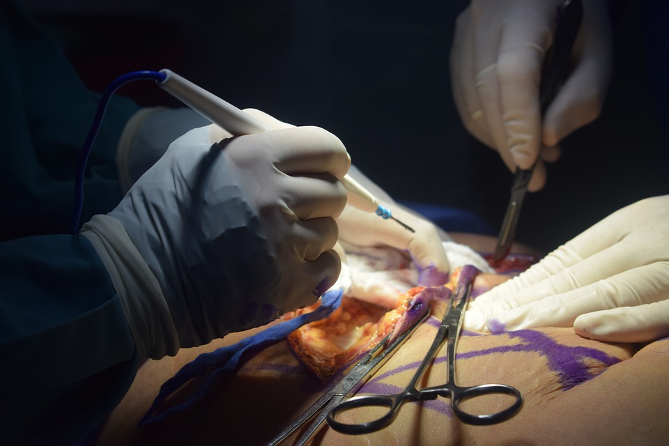 Boom della baby estetica, il professore Carlo Gasperoni: “Occorre vietare ai minorenni la pubblicità di interventi estetici”