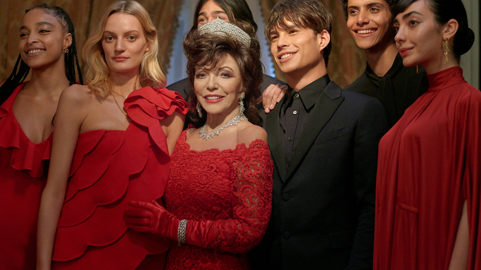 Joan Collins è la testimonial della nuova campagna natalizia di Valentino