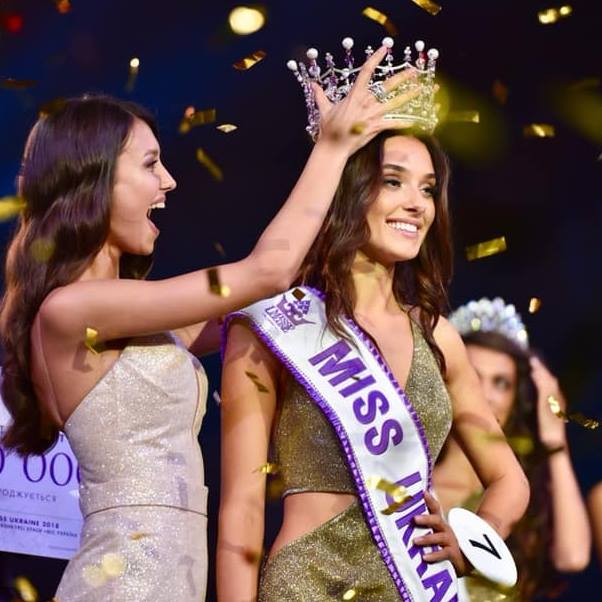 Veronika Didusenko squalificata da Miss World perché è una mamma: la modella intraprende un’azione legale