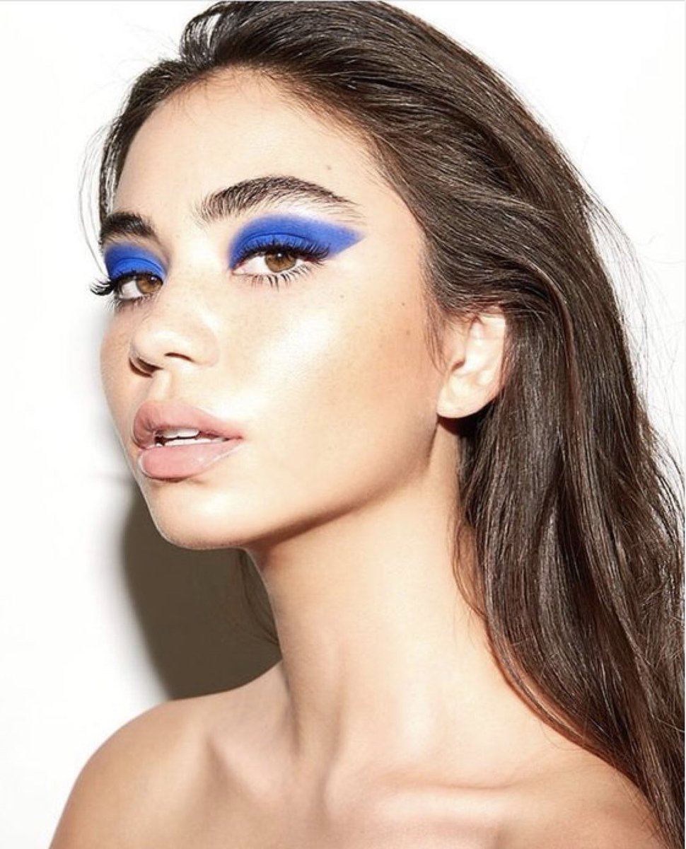 Classic Blue è il colore Pantone 2020. Ecco qualche idea di make-up