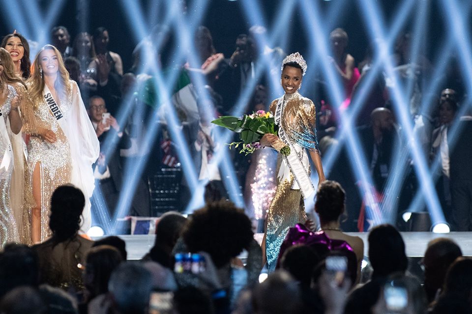 Chi è Zozibini Tunzi? Età, altezza, biografia e carriera della vincitrice di Miss Universo 2019