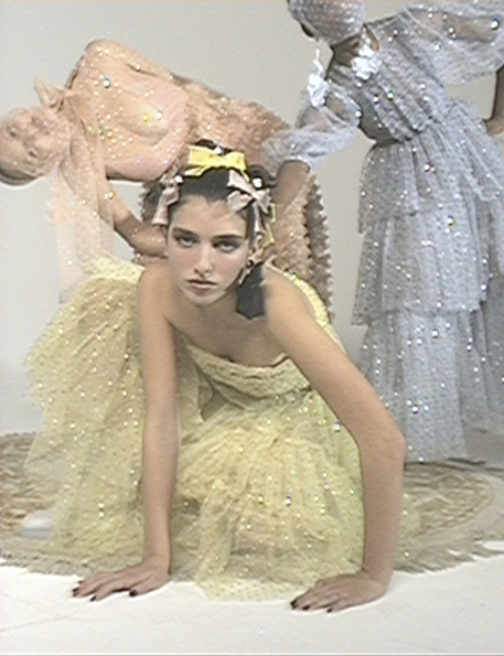 Rina Lipa è la testimonial della nuova campagna Red Valentino