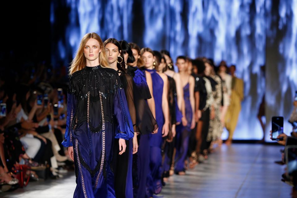 Alberta Ferretti, la collezione resort omaggia Federico Fellini