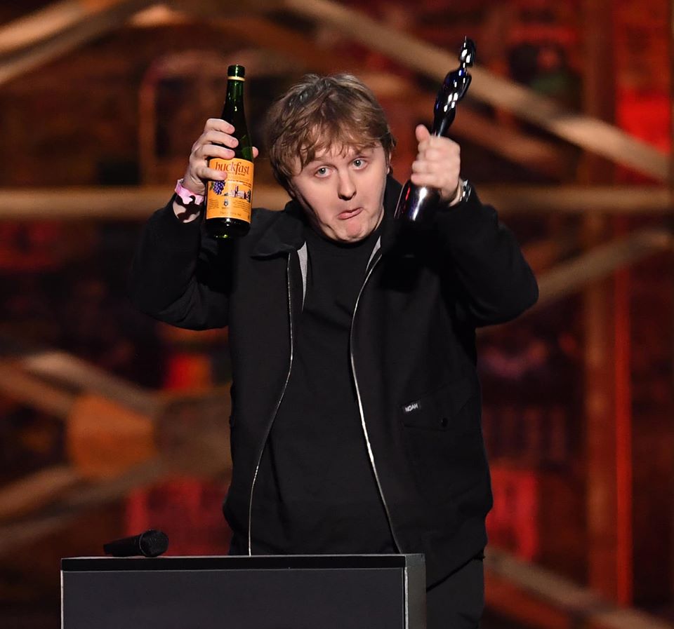 Chi è Lewis Capaldi? Anni, altezza, biografia, carriera, canzoni e Sanremo