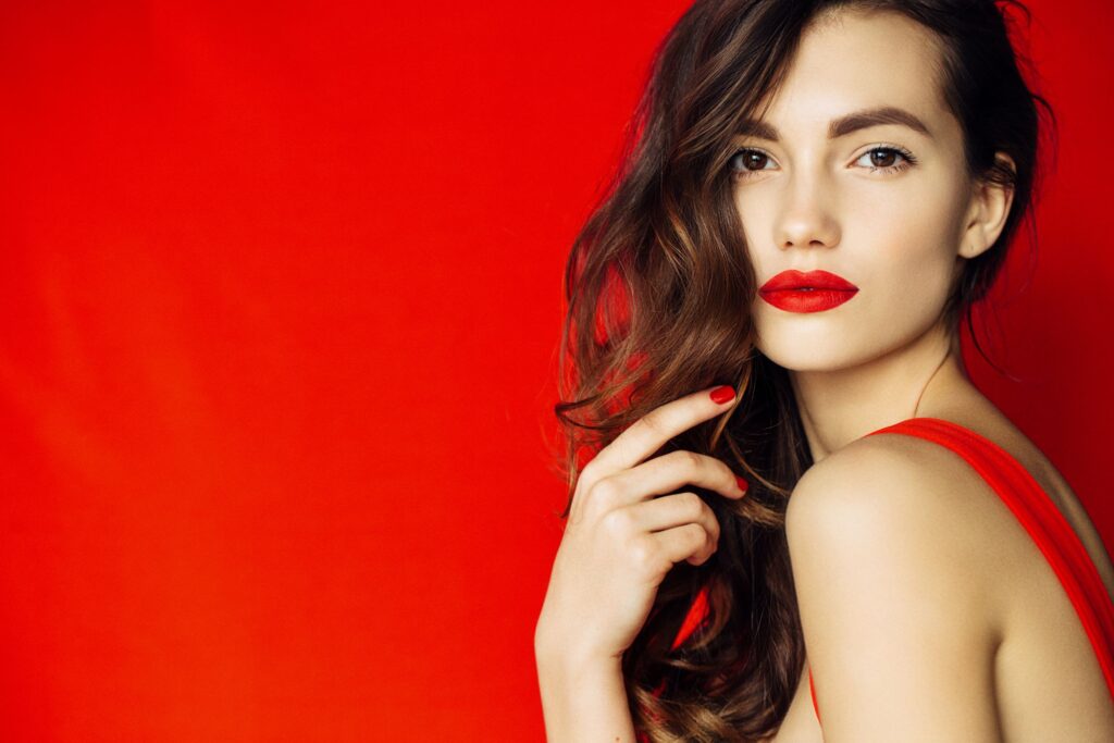 Come abbinare il rossetto rosso al make-up occhi