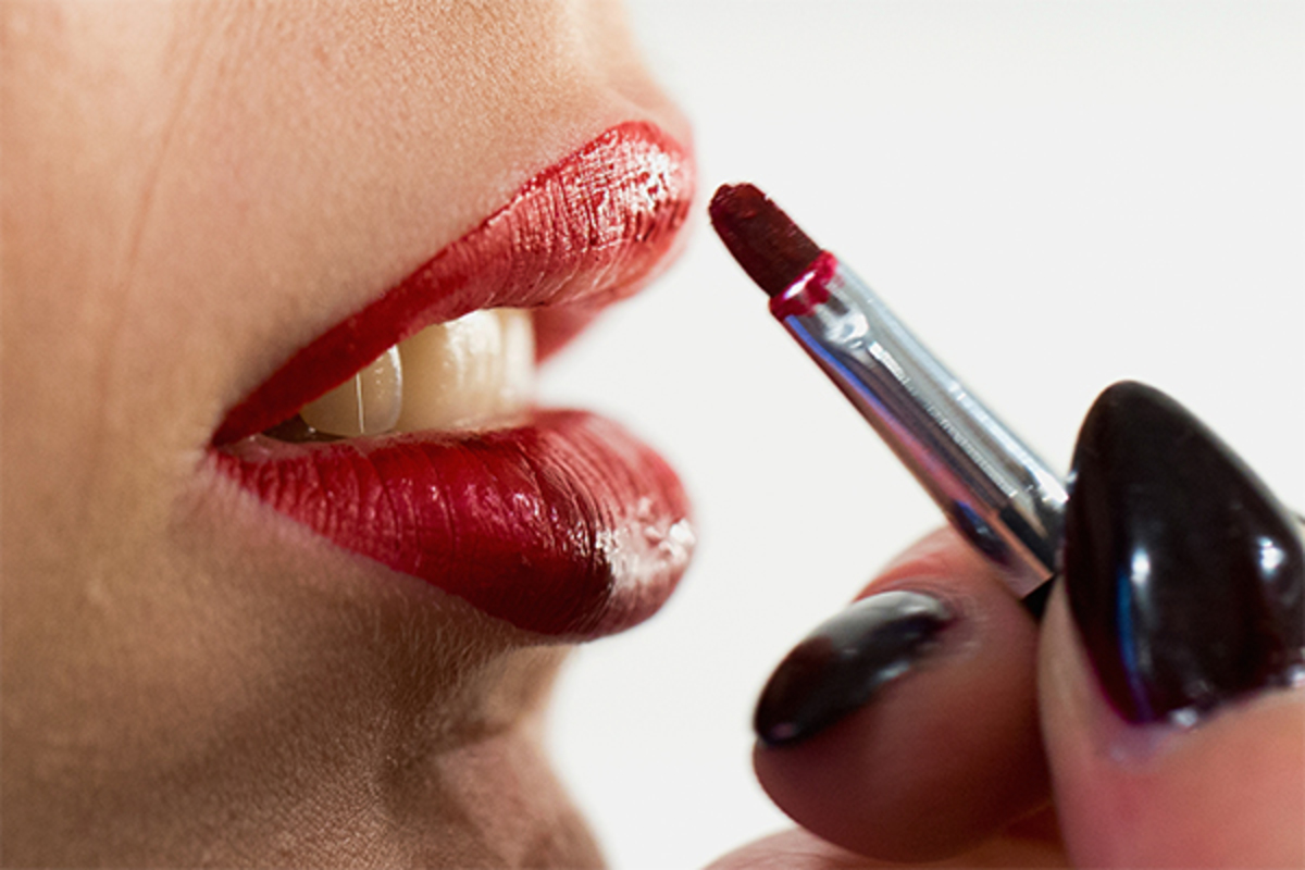 Come evitare le macchie di rossetto sui denti