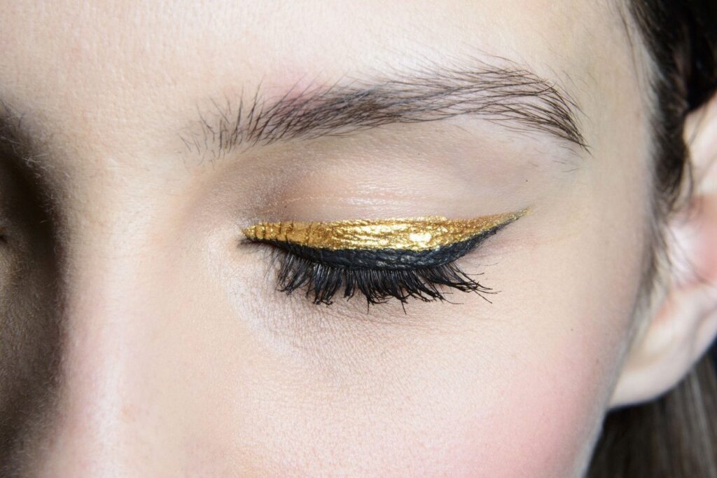Come realizzare un make-up occhi luminoso