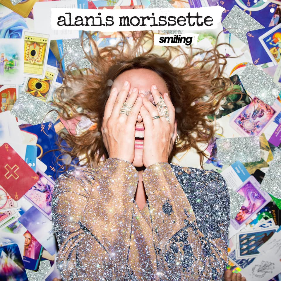 Smiling di Alanis Morissette: testo, traduzione e audio