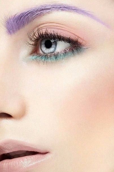 Sopracciglia colorate, il trend democratico per un look d’impatto