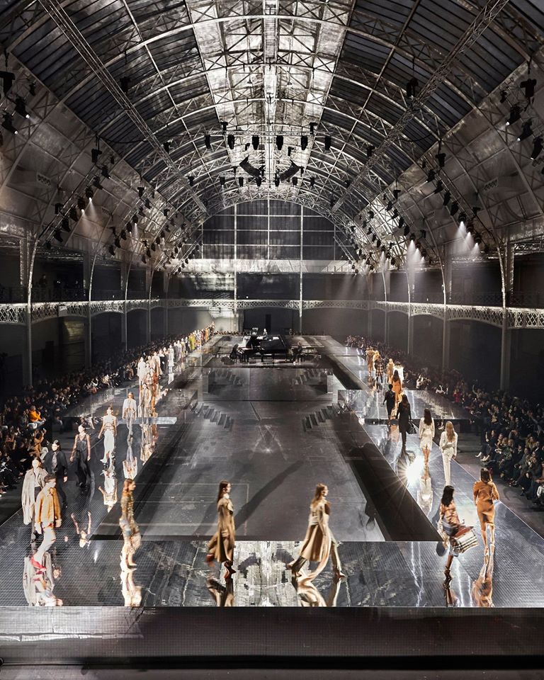 Burberry contro il Covid-19: mascherine e fondi per studi sul vaccino