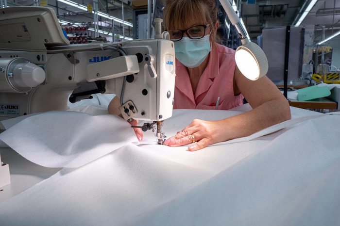 Il Gruppo Zegna ha riaperto le aziende per fare camici
