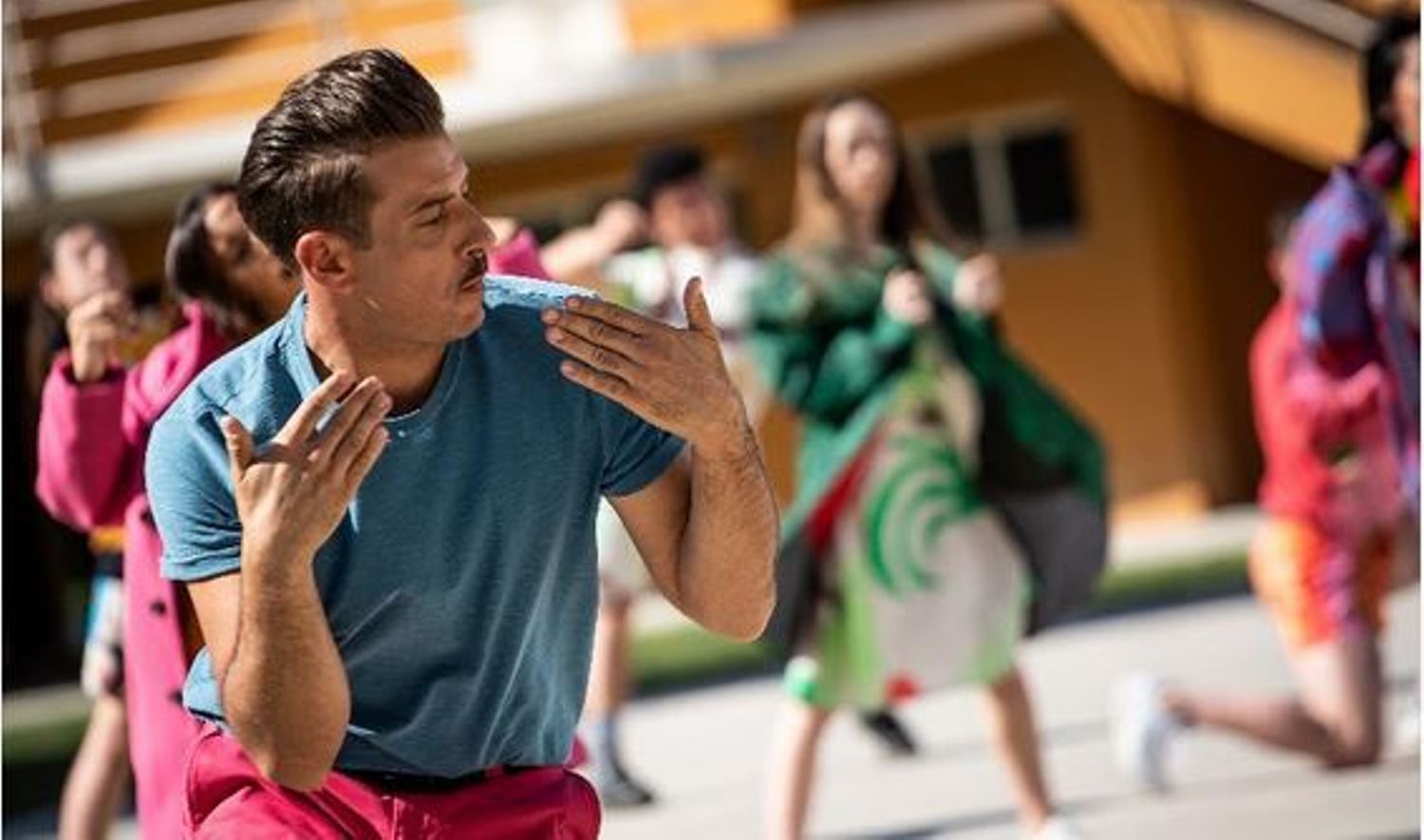 Il sudore ci appiccica di Francesco Gabbani: testo e video ufficiale della canzone