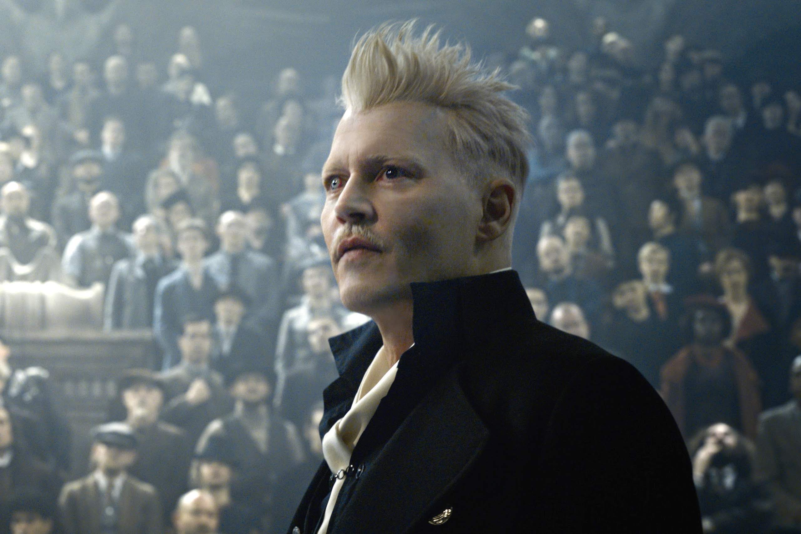 Animali Fantastici 3, i fan sostengono Johnny Depp dopo la sua sostituzione con Mads Mikkelsen
