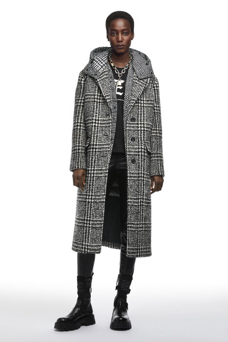 Scervino prefall 2021 dialoga con guardaroba maschile: equilibrio tra pizzo e tweed