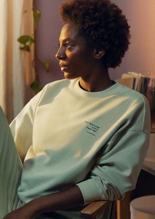Collezione H per homewear sostenibile firmata da scrittrice Yrsa Daley-Ward