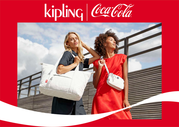 Kipling e Coca Cola firmano borse realizzate riciclando bottiglie in Pet