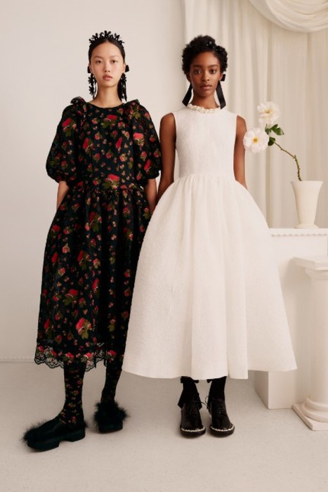 Simone Rocha X H&M e stilista debutta con Uomo e Bimbo: rosa, tartan fiocchi e perle anche per lui