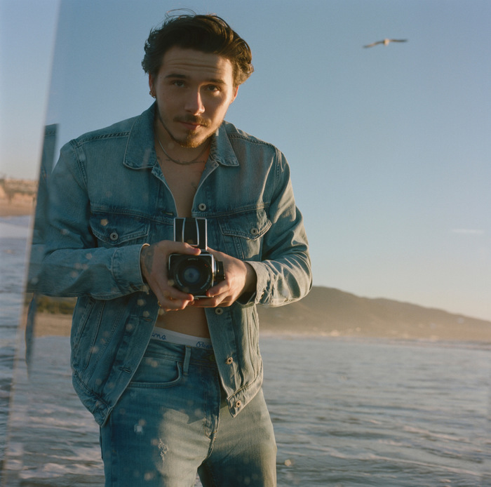 Brooklyn Beckham modello e fotografo per la campagna Pepe Jeans London