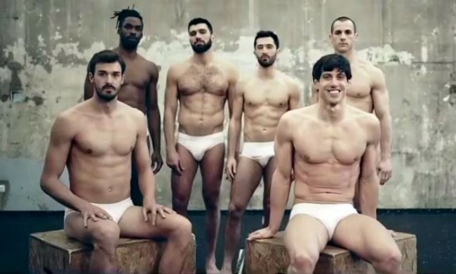 Atleti si spogliano e restano in mutande per la nuova campagna di Yamamay Man