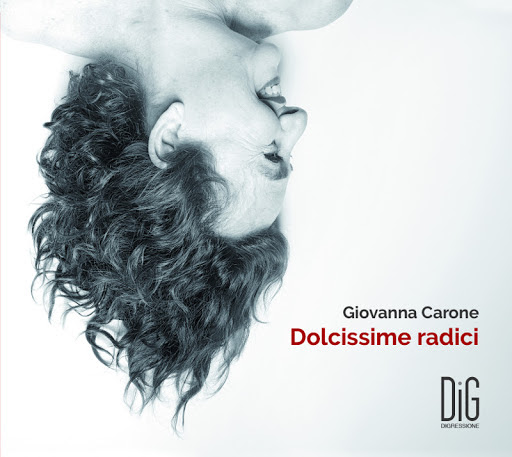 Di sole e d’azzurro è il secondo brano estratto dall’album Dolcissime Radici di Giovanna Carone
