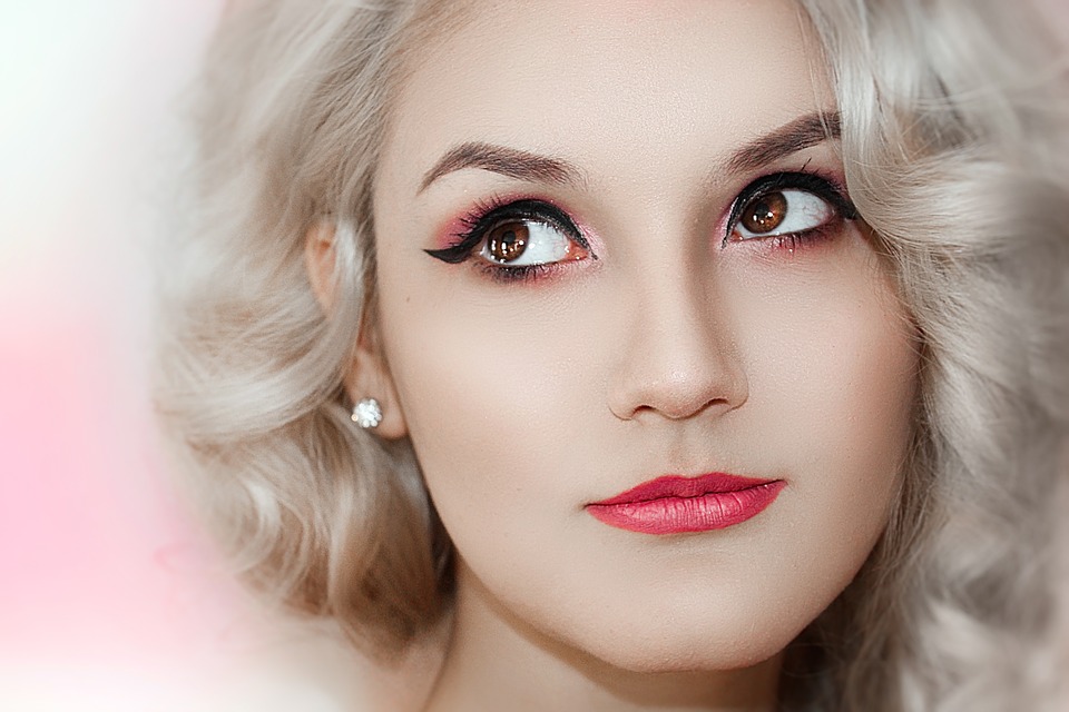 Quanto ne sai di eyeliner adesivo?