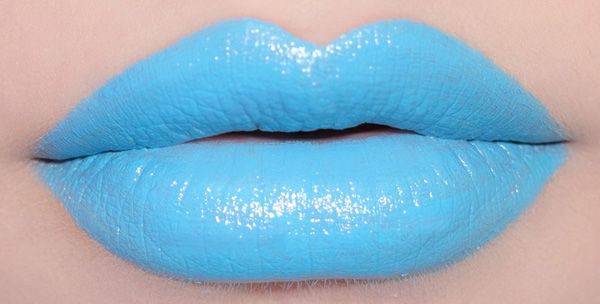 Tutto quello che c’è da sapere sul rossetto azzurro