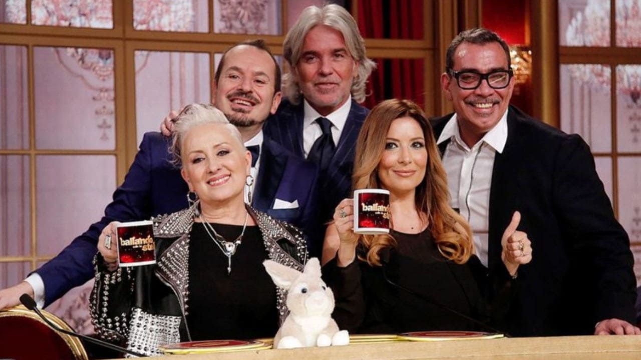 Ballando con le Stelle, Selvaggia Lucarelli fa a pezzi la giuria: “Una salviniana, un democristiano, uno sgarbato e una delusione”