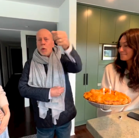 Bruce Willis, festa di compleanno in famiglia e dettagli preoccupanti