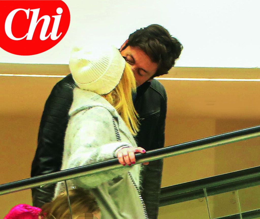 Giorgia Meloni con il compagno Andrea Giambruno e la figlia Ginevra: domenica di shopping in anonimato