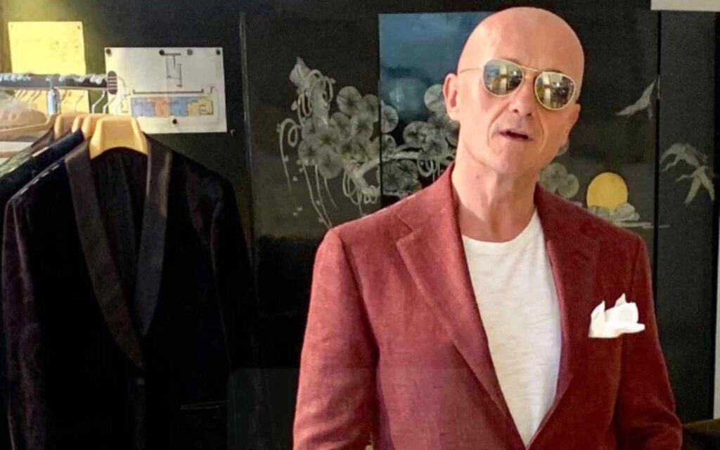 Alfonso Signorini dà appuntamento a un fan, web scatenato: “Ti aspetto”