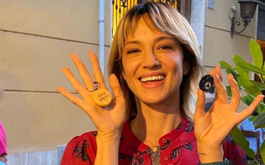 “Addosso solo una cintura”: Asia Argento presenta il suo fidanzato | Si vede tutto