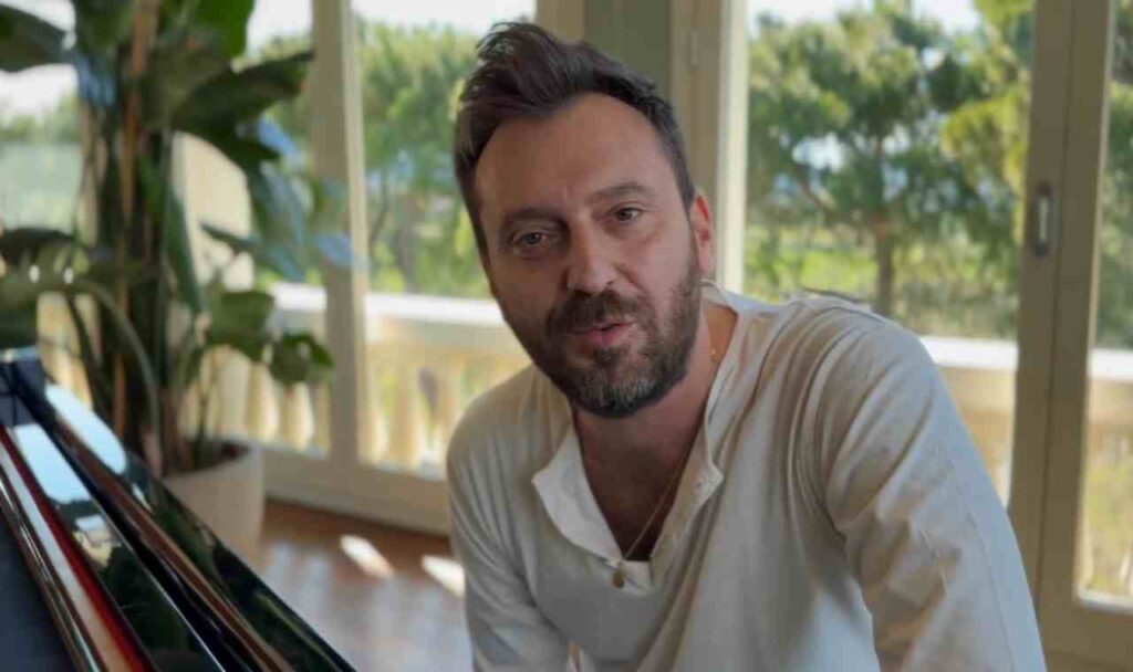 Cesare Cremonini beccato: “Sono innamoratissimi”, in giro per strada con lei