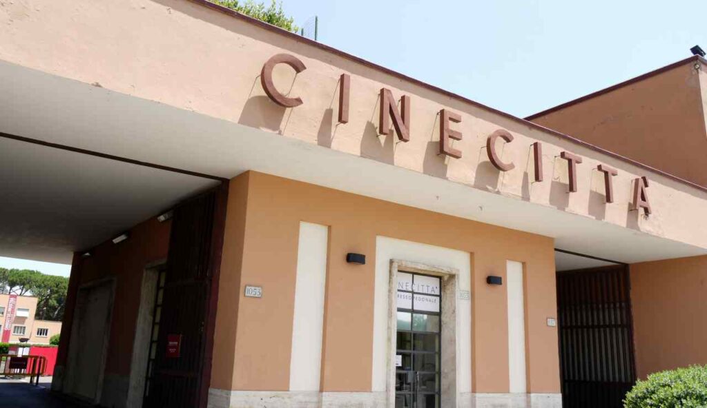 “Non sa fare nulla”: accuse gravissime al volto Mediaset | Sconcertante