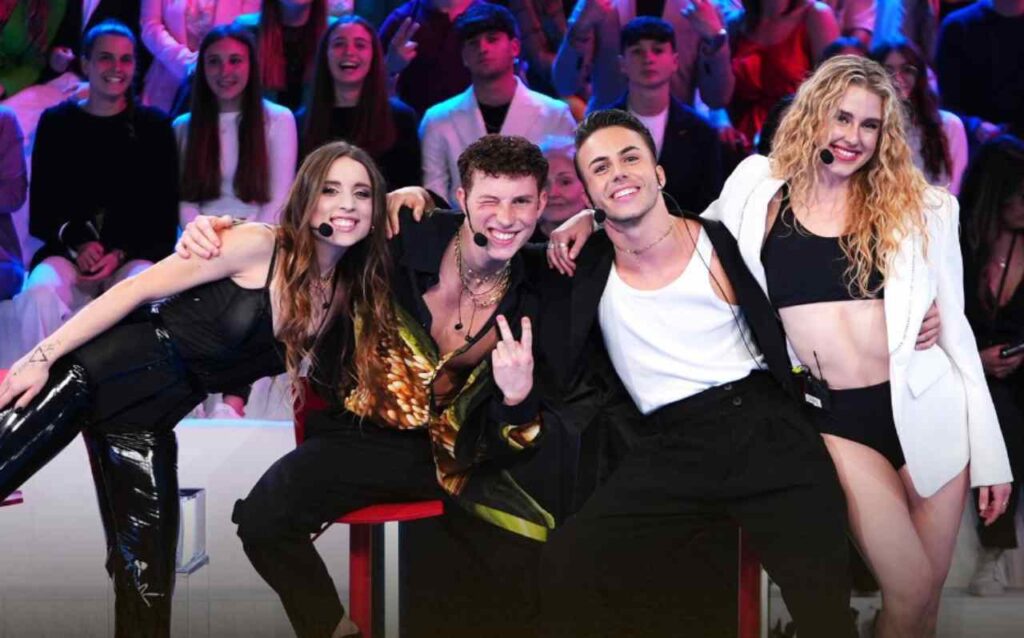 “Hanno vinto gli ormoni”: caos televoto finale ad Amici | Lo scarto di punti fa discutere