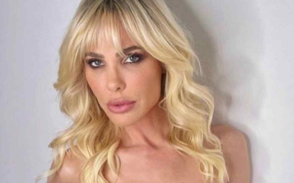 Ilary Blasi, outfit con spacco vertiginoso: le scarpe costano una follia