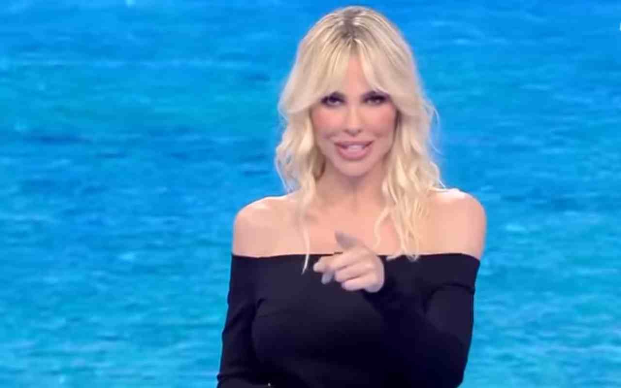 Ilary Blasi parla ruota libera a L’Isola dei Famosi e manda il pubblico in tilt: cosa ha detto la conduttrice?