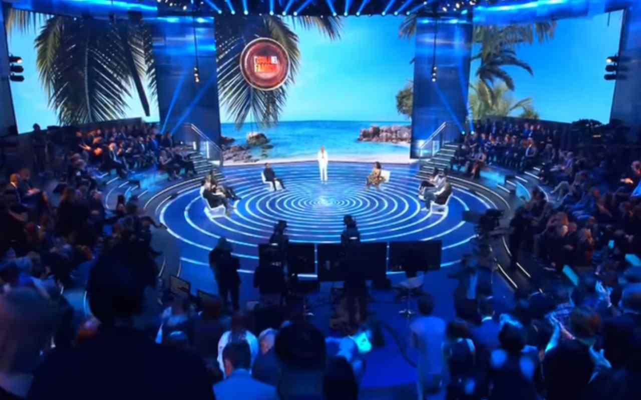 “Subdolo e furbo”: caos a L’Isola dei Famosi | La buttano fuori [VIDEO]