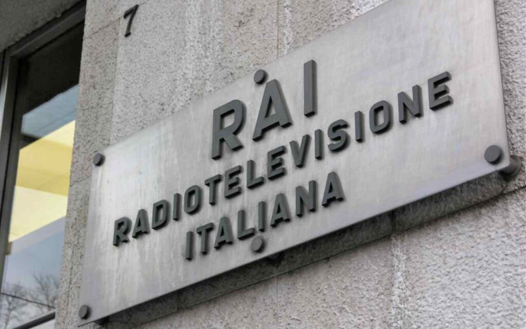 “Voglio rimanere qui”: volto noto della Rai vuota il sacco | Applausi a scena aperta [VIDEO]