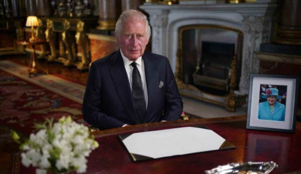 Re Carlo III, spunta una lettera segreta: cos’ha scritto a Meghan fa venire i brividi