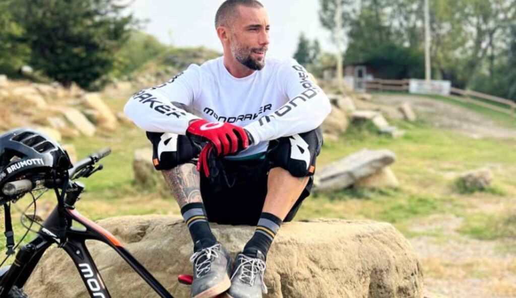 “Aggredito per strada”: paura alle stelle per il volto Mediaset | Pubblico inorridito