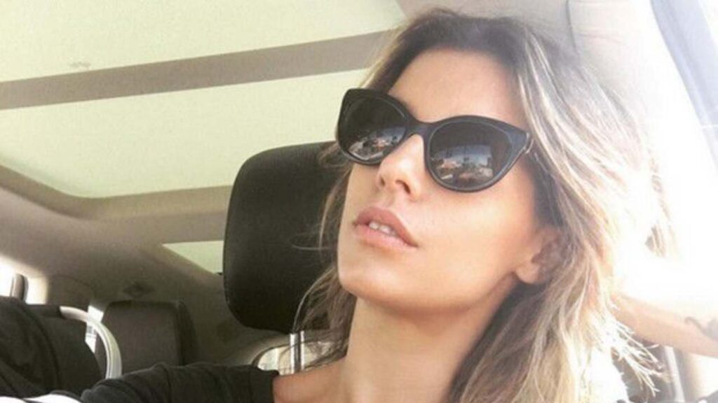 Elisabetta Canalis posa in costume e infiamma il web: che fisico