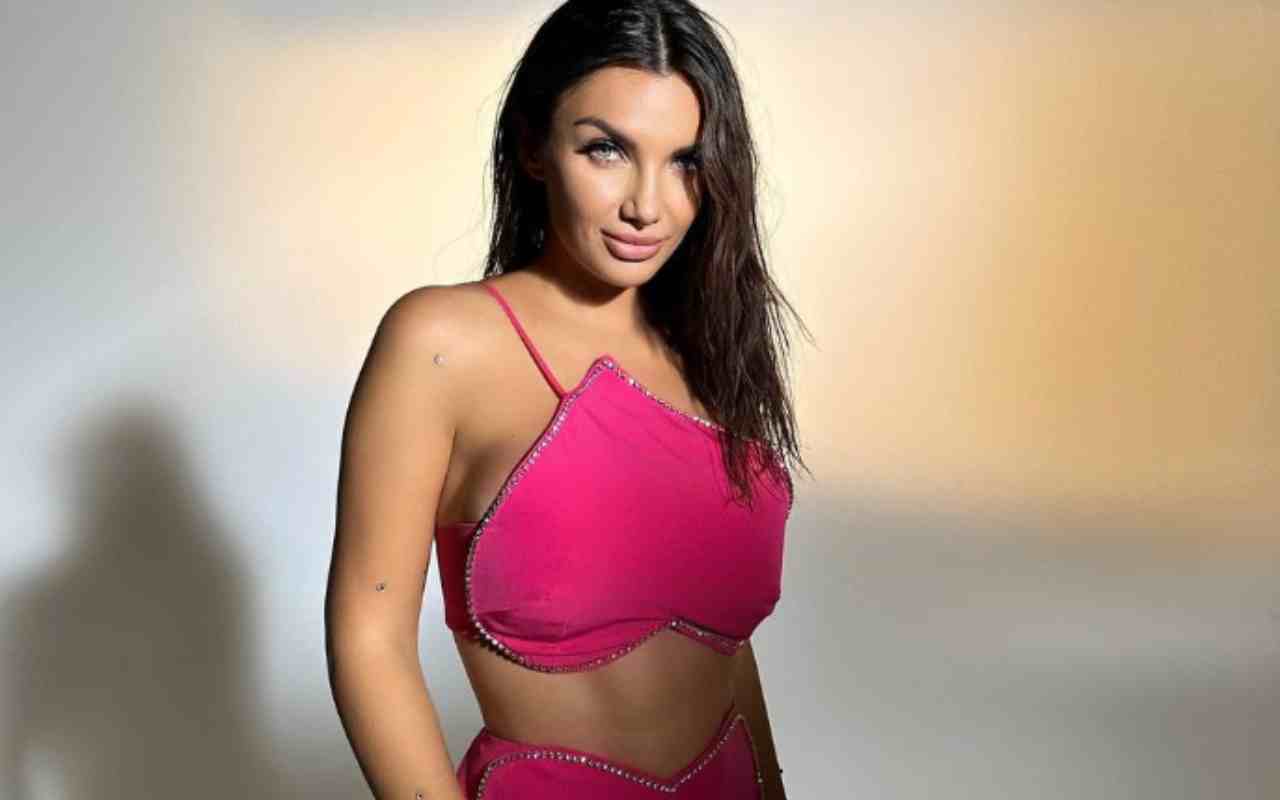 “Lo stalkerizzavo”: Elettra Lamborghini risponde a un fan e confessa tutto