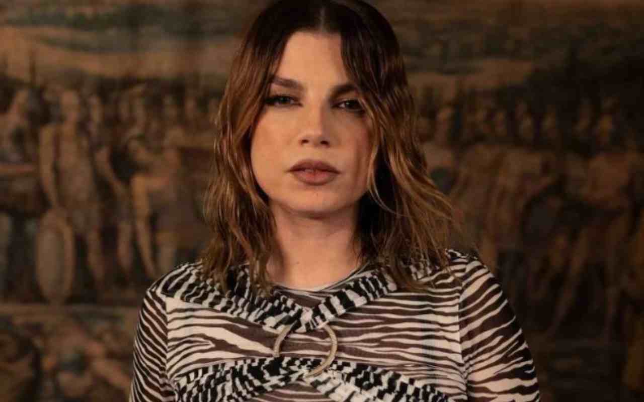 “Costume e dettagli oro”: Emma si mostra sui social | Stupenda