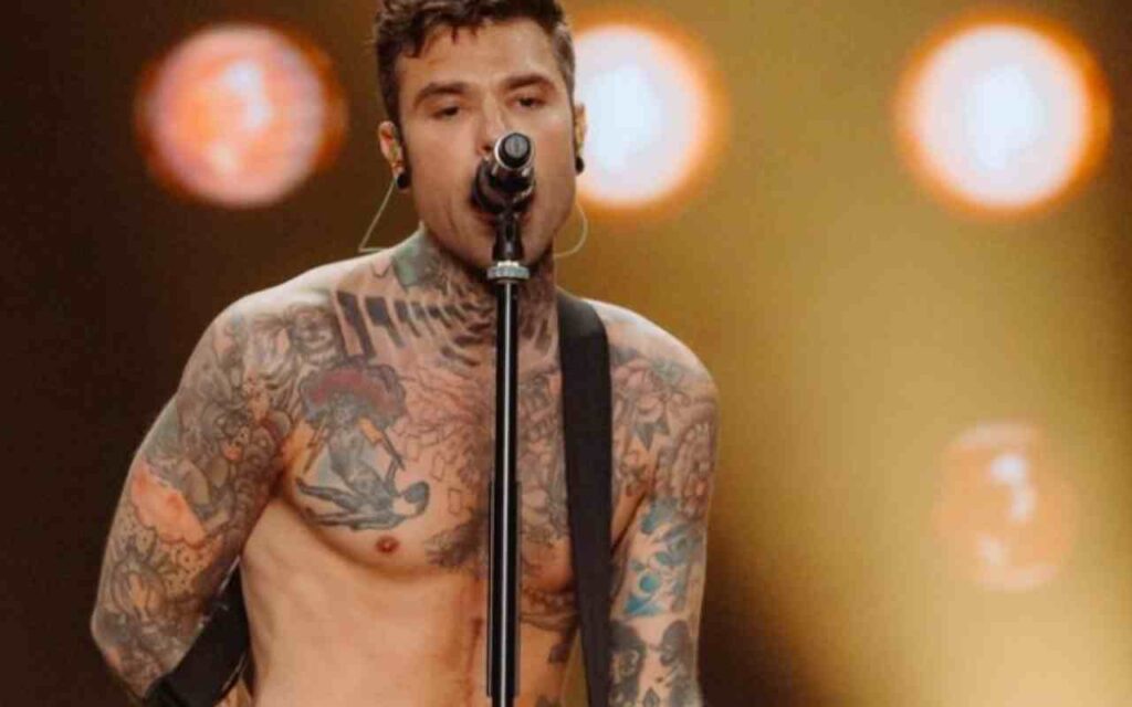 Fedez ricoverato in ospedale per un’emorragia interna