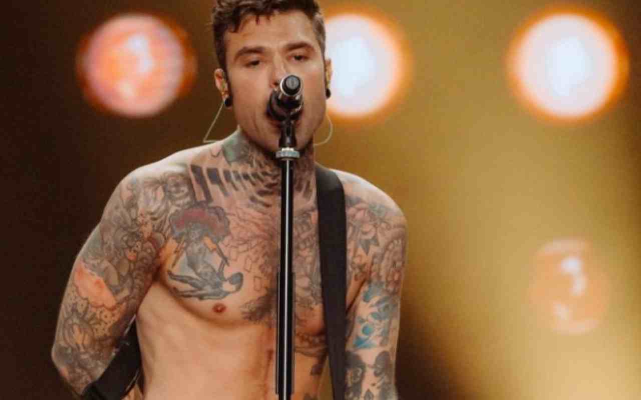 Fedez ricoverato in ospedale per un’emorragia interna