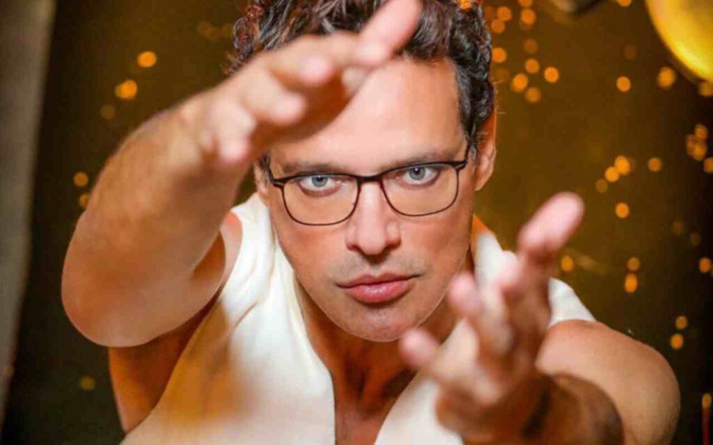 “Insieme stretti”: Gabriel Garko la abbraccia forte | Eccoli insieme